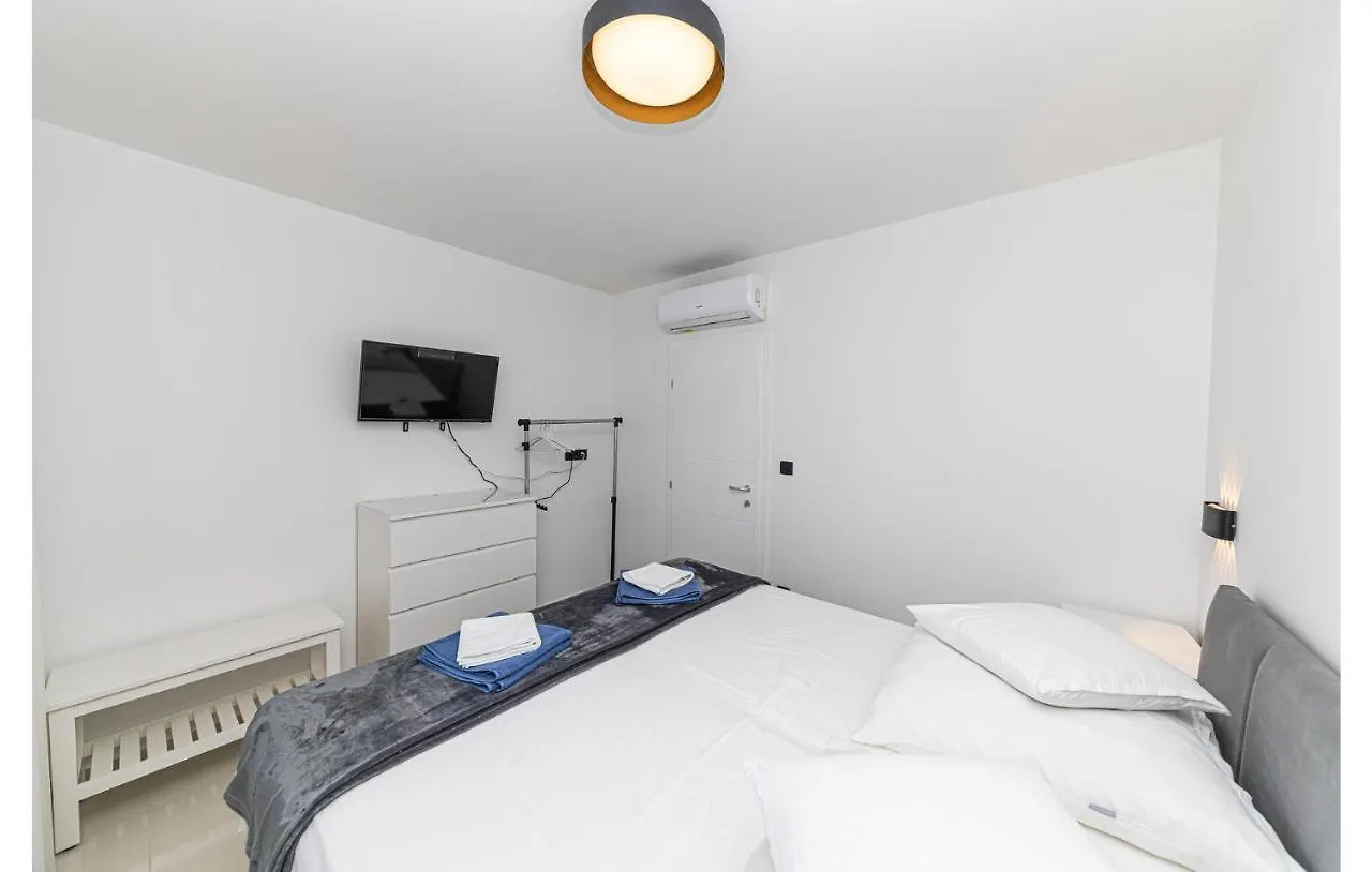 2 Bedroom Beautiful Apartment In Seget Donji Trogir
